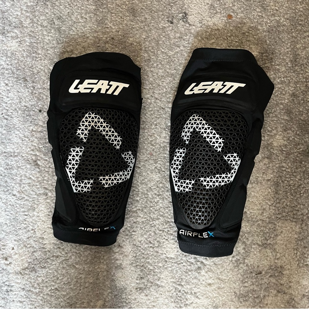Leatt AirFlex Pro MTB knee guards